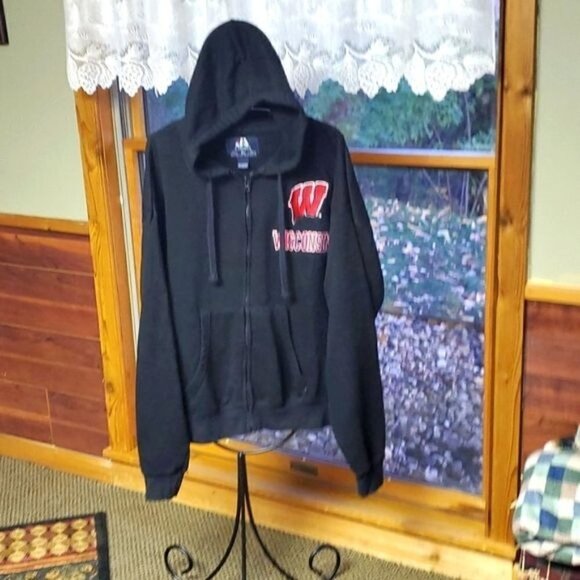 J. America Sportswear Sz. XL Black & Red Wisconsin Badgers Full Zippered Hoodie - Picture 1 of 8